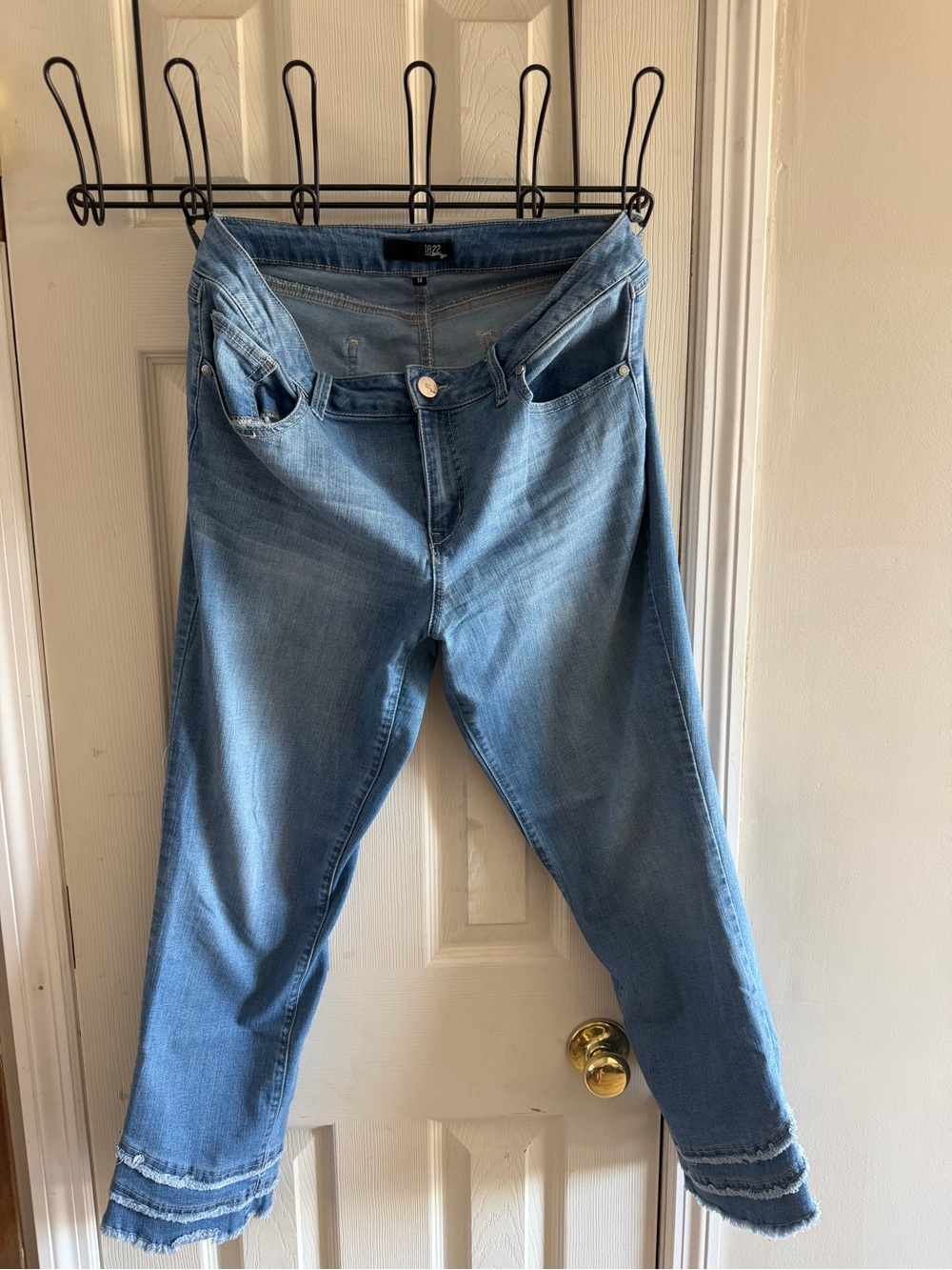 1822 Denim Light Blue Cropped Jeans with Frayed Hem Detail
